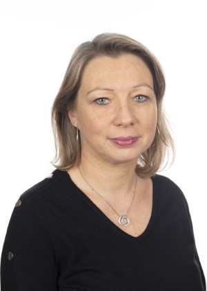 Résidente très attachée à Gex depuis toujours, je vis maritalement, 2 filles de 10 et 15 ans. Employée de commerce dans un magasin de sports, passionnée de montagne, je pratique l'équitation, la randonnée, le ski, la méditation.