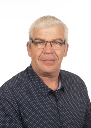 Conseiller municipal sortant, 50 ans, résidant à Gex, agent technique à Cessy, sapeur-pompier depuis 32 ans.